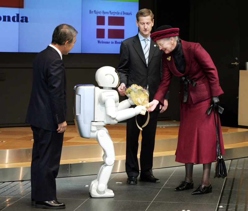 Illustration for article titled Politicians Shaking Hands With Robots, Ranked